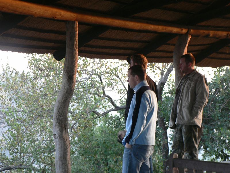 JAR 360.JPG - Alespoň jsme dojeli na jedno odpočívadlo a prohlédli si skupinku hrochů.